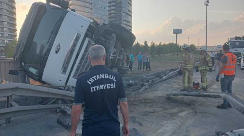 Meyve yüklü kamyon arızalanan İETT otobüsüne çarptı