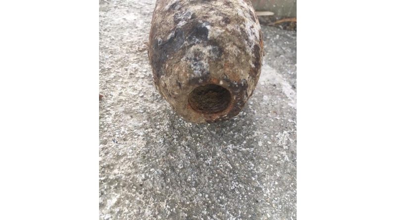 Mezar kazarken patlamamış top mermisi buldu