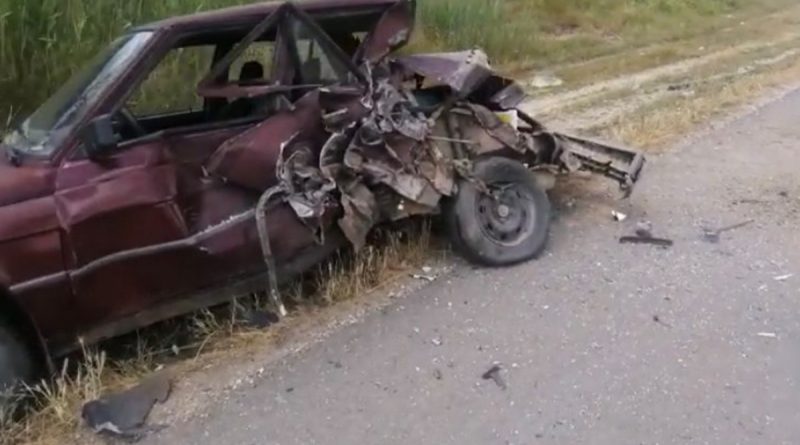 Midibüs otomobile arkadan çarptı, otomobil hurdaya döndü: 2 yaralı