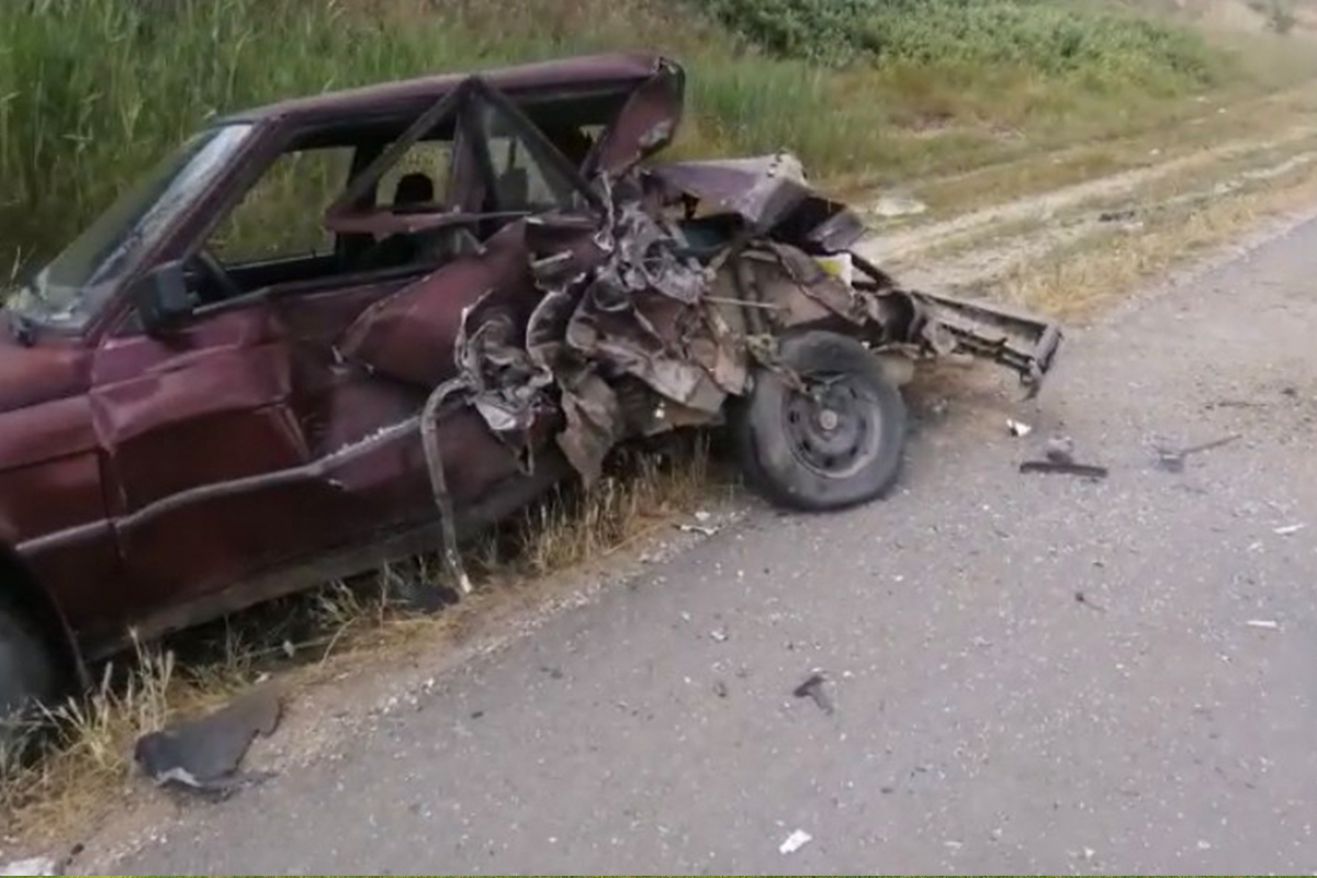 Midibüs otomobile arkadan çarptı, otomobil hurdaya döndü: 2 yaralı