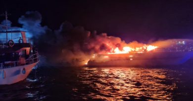 Milyonlarca lira değerindeki yat alev alev yandı, soğutma çalışmaları esnasında sulara gömüldü