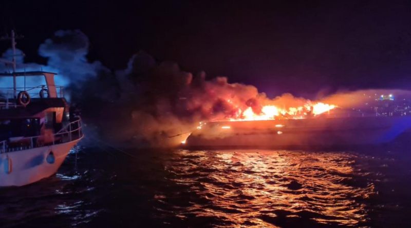 Milyonlarca lira değerindeki yat alev alev yandı, soğutma çalışmaları esnasında sulara gömüldü