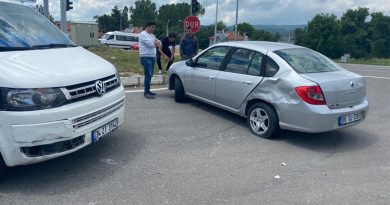 Minibüsle çarpışan otomobildeki 2 kişi yaralandı