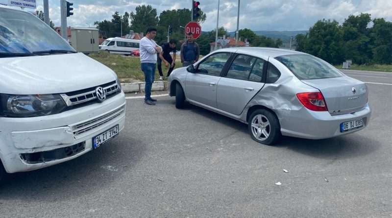 Minibüsle çarpışan otomobildeki 2 kişi yaralandı