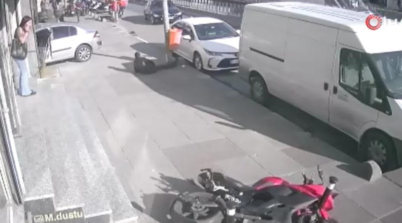 Motosiklet sürücüsü kaldırıma çıkarak aydınlatma direğine çarptı