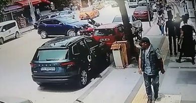 Motosiklet sürücüsünün ölümden döndüğü anlar güvenlik kamerasına yansıdı