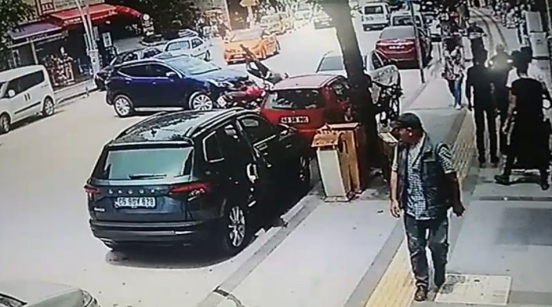 Motosiklet sürücüsünün ölümden döndüğü anlar güvenlik kamerasına yansıdı