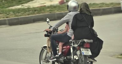 Motosiklete 4 kişi binen ailenin tehlikeli yolculuğu