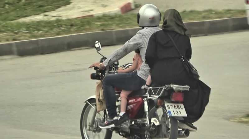 Motosiklete 4 kişi binen ailenin tehlikeli yolculuğu