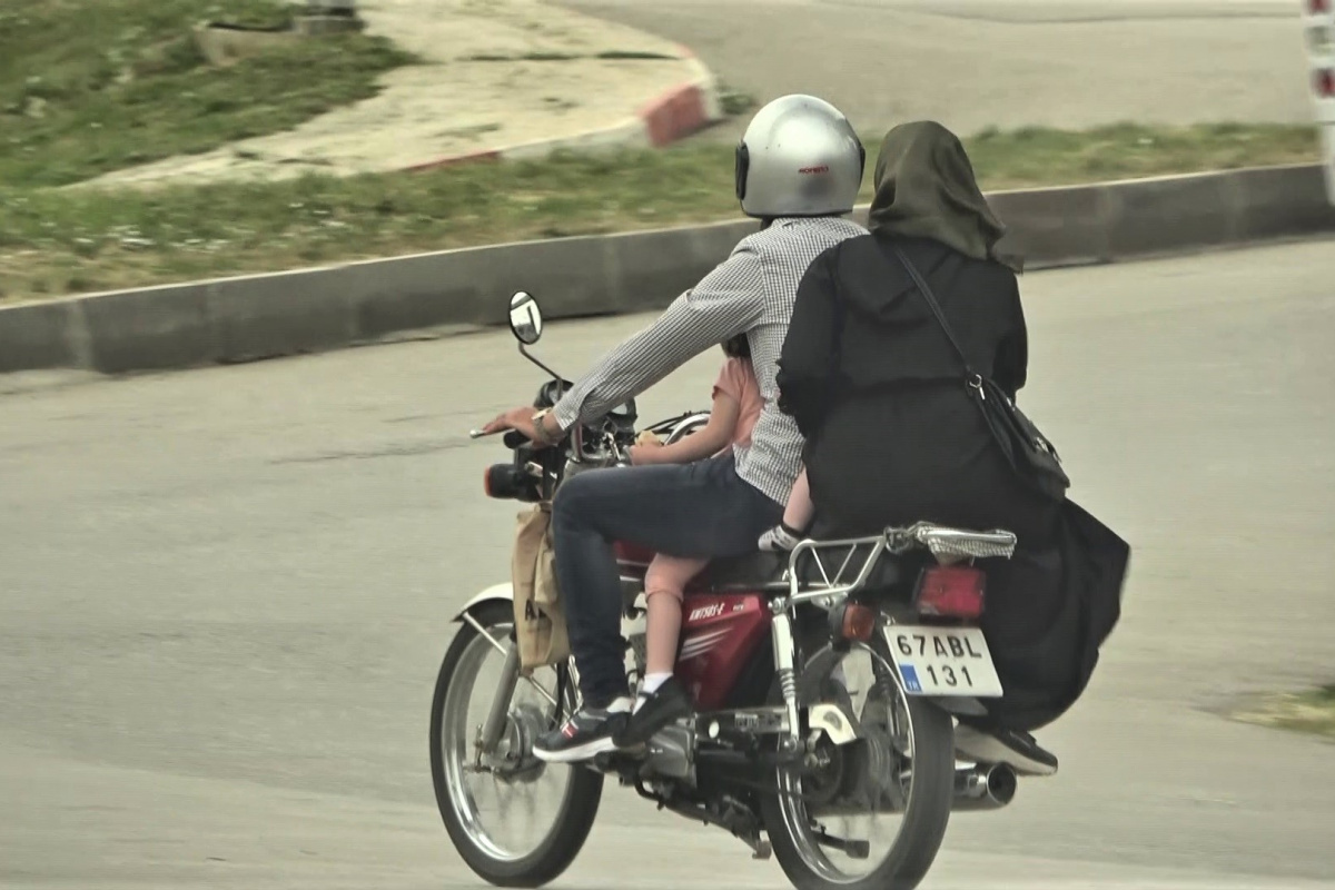 Motosiklete 4 kişi binen ailenin tehlikeli yolculuğu