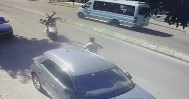 Motosikletin çarptığı yaya, başka bir yayanın üzerine uçtu