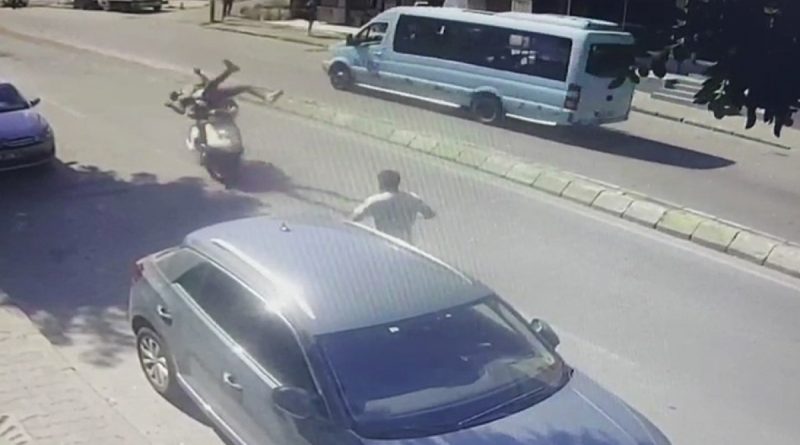Motosikletin çarptığı yaya, başka bir yayanın üzerine uçtu