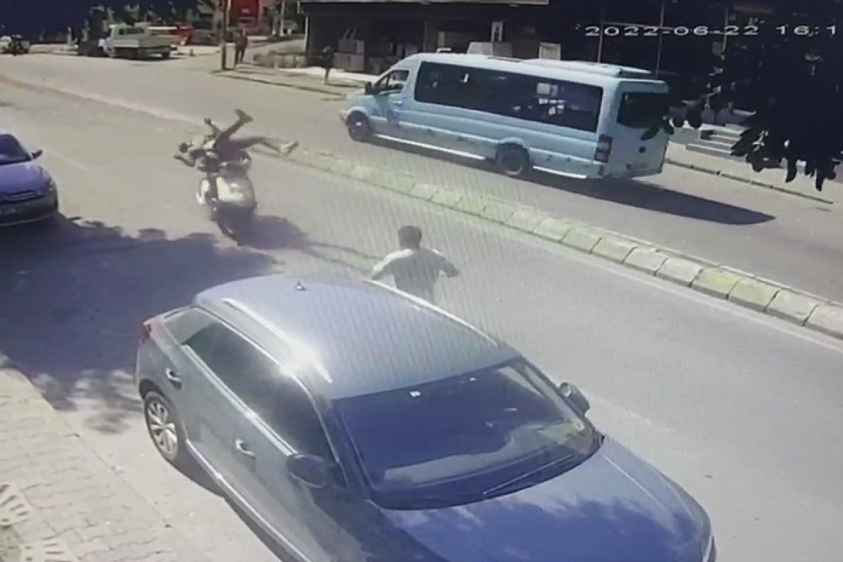Motosikletin çarptığı yaya, başka bir yayanın üzerine uçtu
