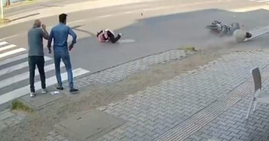 Motosikletin kadına çarptığı kaza kamerada: 2 yaralı