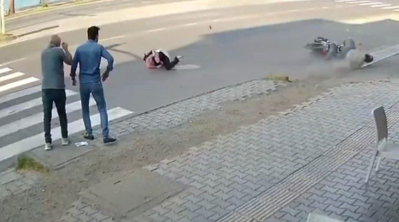 Motosikletin kadına çarptığı kaza kamerada: 2 yaralı