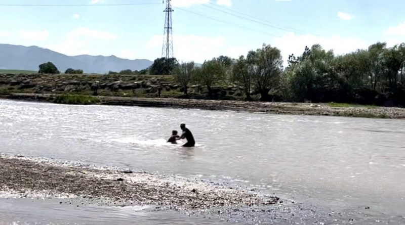 Murat Nehri’nde mahsur kalan çocuğun yardımına vatandaş yetişti