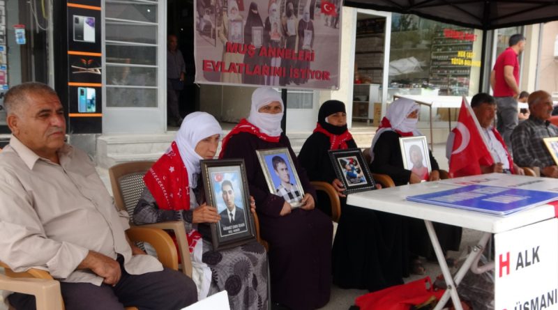 Muş’ta annelerin HDP önündeki evlat nöbeti sürüyor