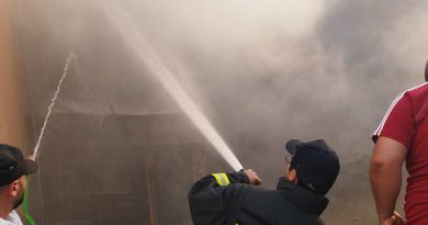 Musluk hortumu ile itfaiyeye destek verdi