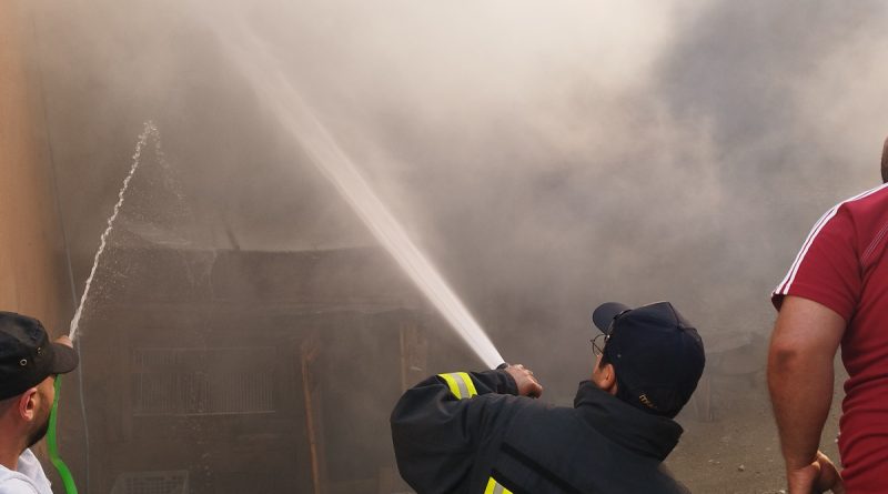 Musluk hortumu ile itfaiyeye destek verdi