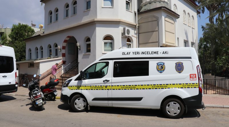 Namaz kılma bahanesi ile girdiği camiden bilgisayar çaldı