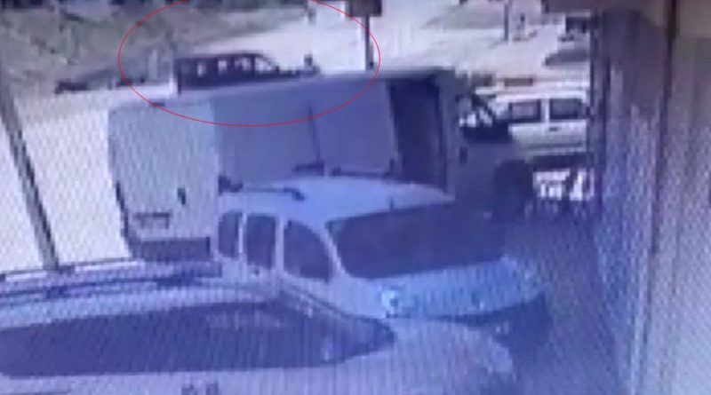 Ölen moto kuryenin kaza anı güvenlik kamerasında