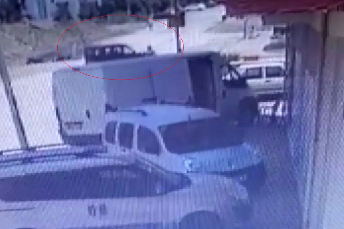 Ölen moto kuryenin kaza anı güvenlik kamerasında