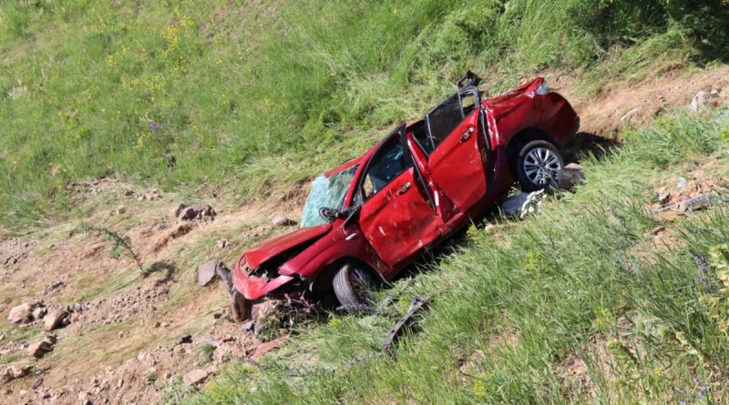 Oltu'da otomobil şarampole yuvarlandı: 2 ölü, 3 ağır yaralı