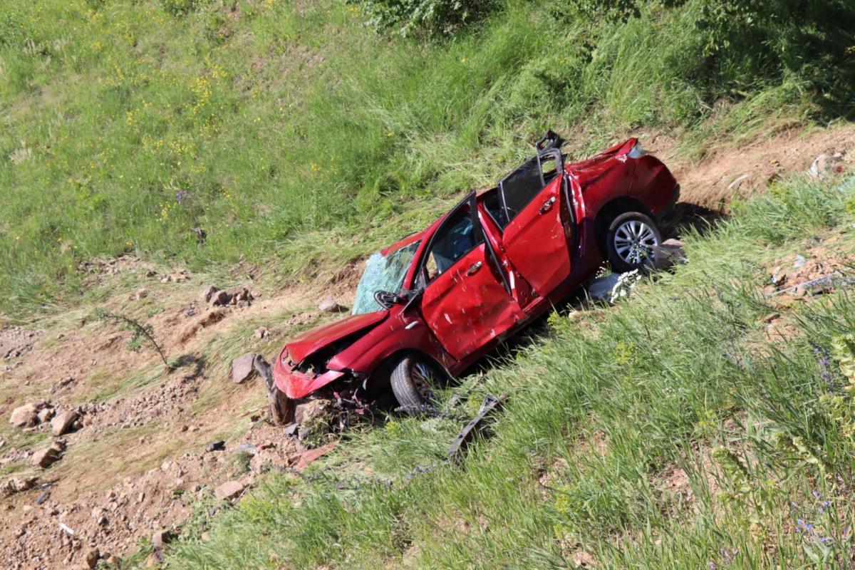 Oltu'da otomobil şarampole yuvarlandı: 2 ölü, 3 ağır yaralı