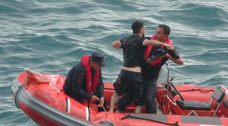 Ölümden dönen genç sahil güvenlik ekiplerine sarılarak teşekkür etti