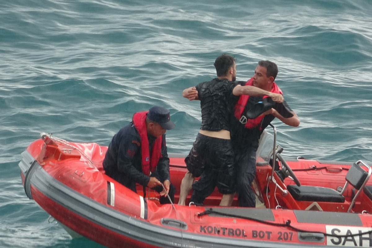 Ölümden dönen genç sahil güvenlik ekiplerine sarılarak teşekkür etti