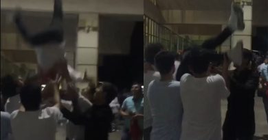 Omuzlarına alıp havaya fırlattıkları asker adayını yere düşürdüler