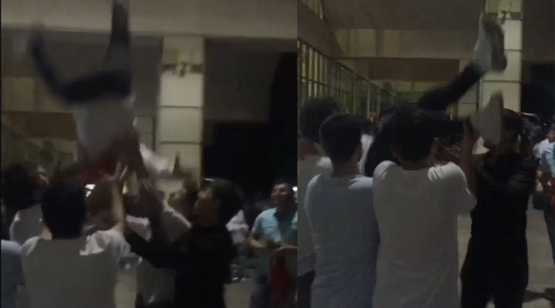 Omuzlarına alıp havaya fırlattıkları asker adayını yere düşürdüler