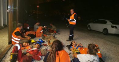 Onlar yangının gönüllü kahramanları: Toprak üzerinde dinlenip söndürme çalışmalarına katılıyorlar