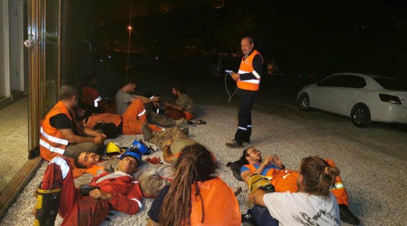 Onlar yangının gönüllü kahramanları: Toprak üzerinde dinlenip söndürme çalışmalarına katılıyorlar