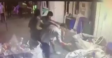 Onlarca kişi kağıt deposunu basıp Türk genci bıçakladılar