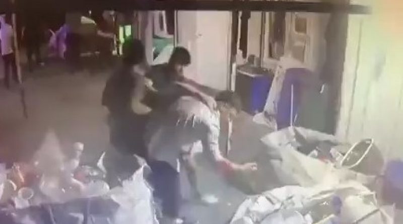 Onlarca kişi kağıt deposunu basıp Türk genci bıçakladılar