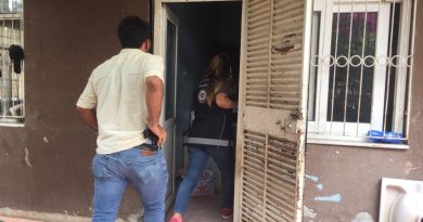 Operasyonda kapıyı açmayıp, polisi polise şikayet etmeye kalktı