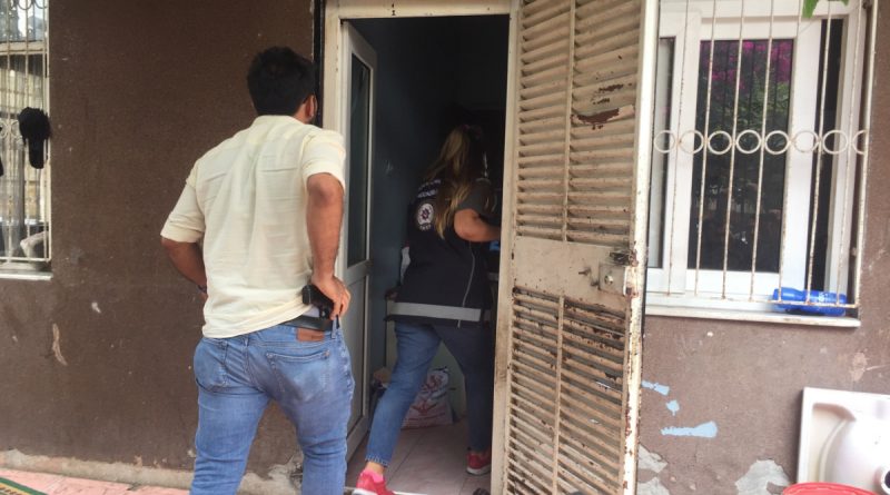 Operasyonda kapıyı açmayıp, polisi polise şikayet etmeye kalktı