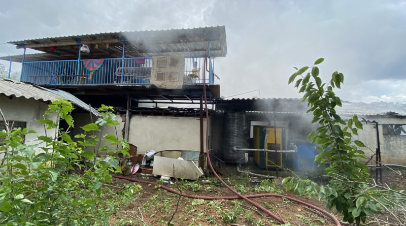 Ormanlık alandaki fabrika alevlere teslim oldu