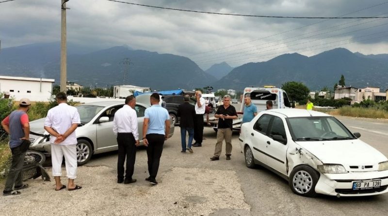 Osmaniye’de 3 aracın karıştığı kazada 2 kişi yaralandı