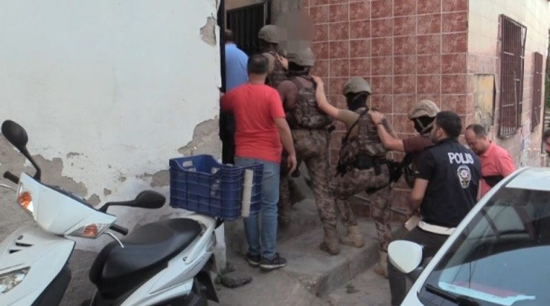 Oto hırsızlık şebekesine İzmir merkezli 3 ilde operasyon