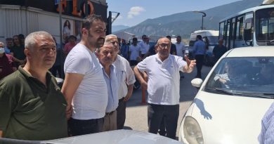 Otobüs ve dolmuş yolun ortasında kontak kapattı, metrelerce kuyruk oluştu