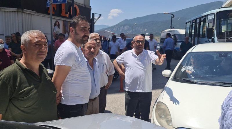 Otobüs ve dolmuş yolun ortasında kontak kapattı, metrelerce kuyruk oluştu