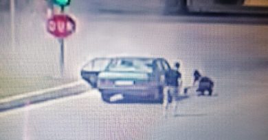 Otomobil alev alev yandı, araç sahibi kendini yerden yere atıp dövündü