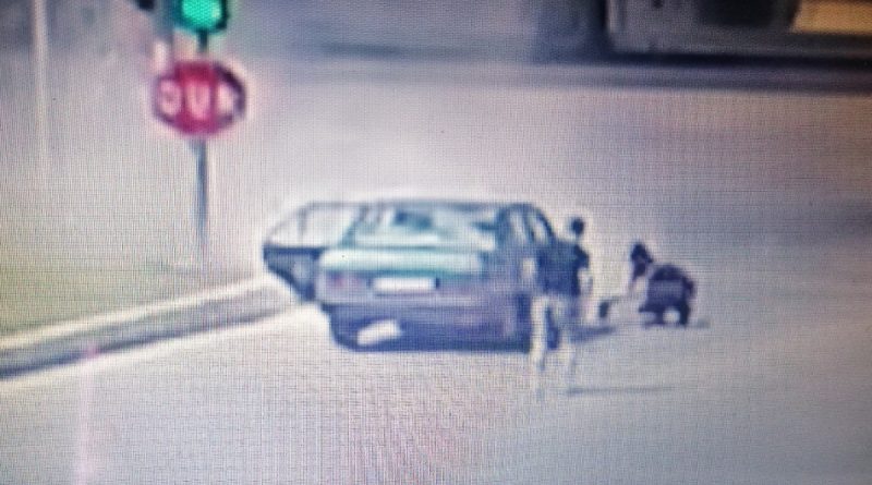 Otomobil alev alev yandı, araç sahibi kendini yerden yere atıp dövündü