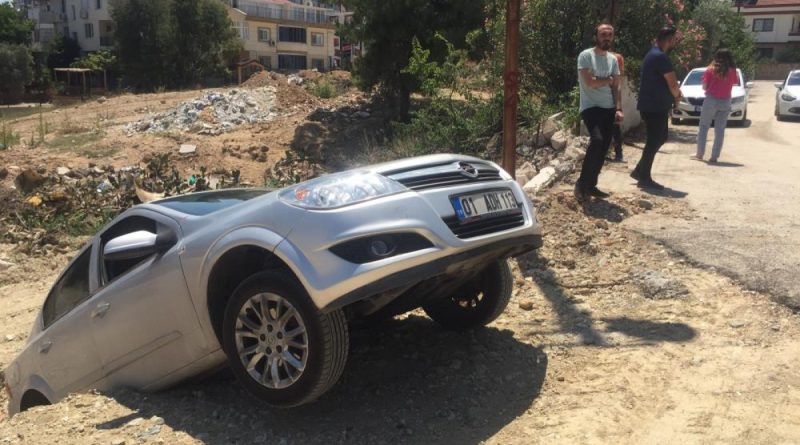 Otomobil askıda kaldı, sürücüsü 'Sürekli kaza yapıyorum' diyerek güldü