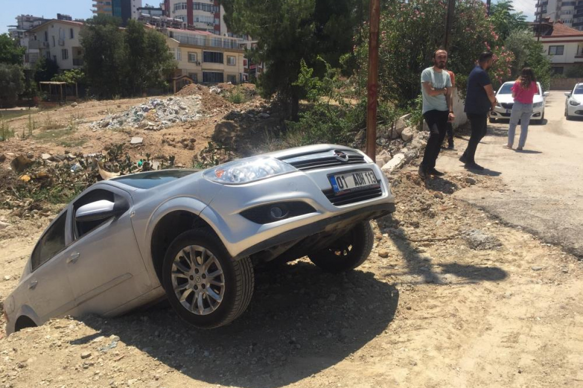 Otomobil askıda kaldı, sürücüsü 'Sürekli kaza yapıyorum' diyerek güldü