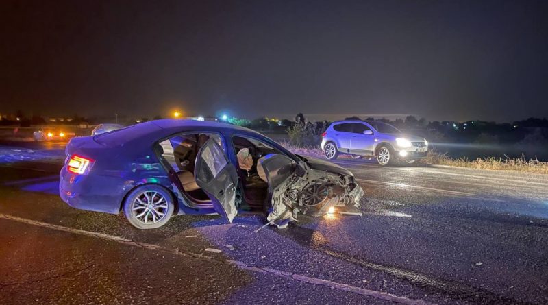 Otomobil bariyerlere çarptı: 2 yaralı