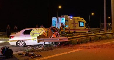 Otomobil bariyerlere girdi: 2 ölü, 2 yaralı