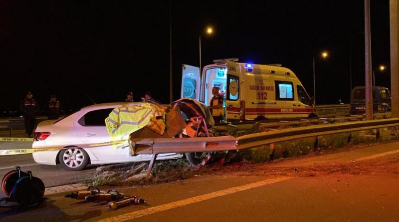 Otomobil bariyerlere girdi: 2 ölü, 2 yaralı